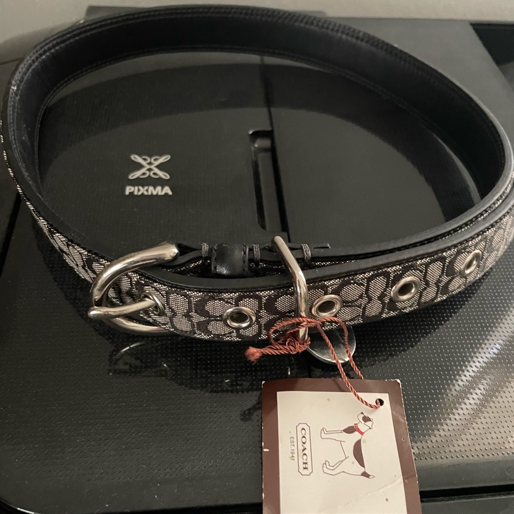 NWT Coach Size XL Dog Collar
Jaquard brown large collar new with tags.